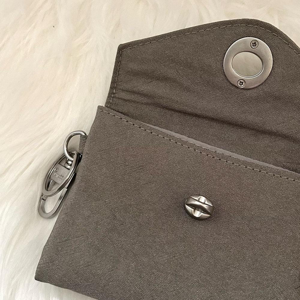 Baggallini RFID-protected Cards, ID Case with Turnlock, Easy Clip on Bag - Picture 9 of 13